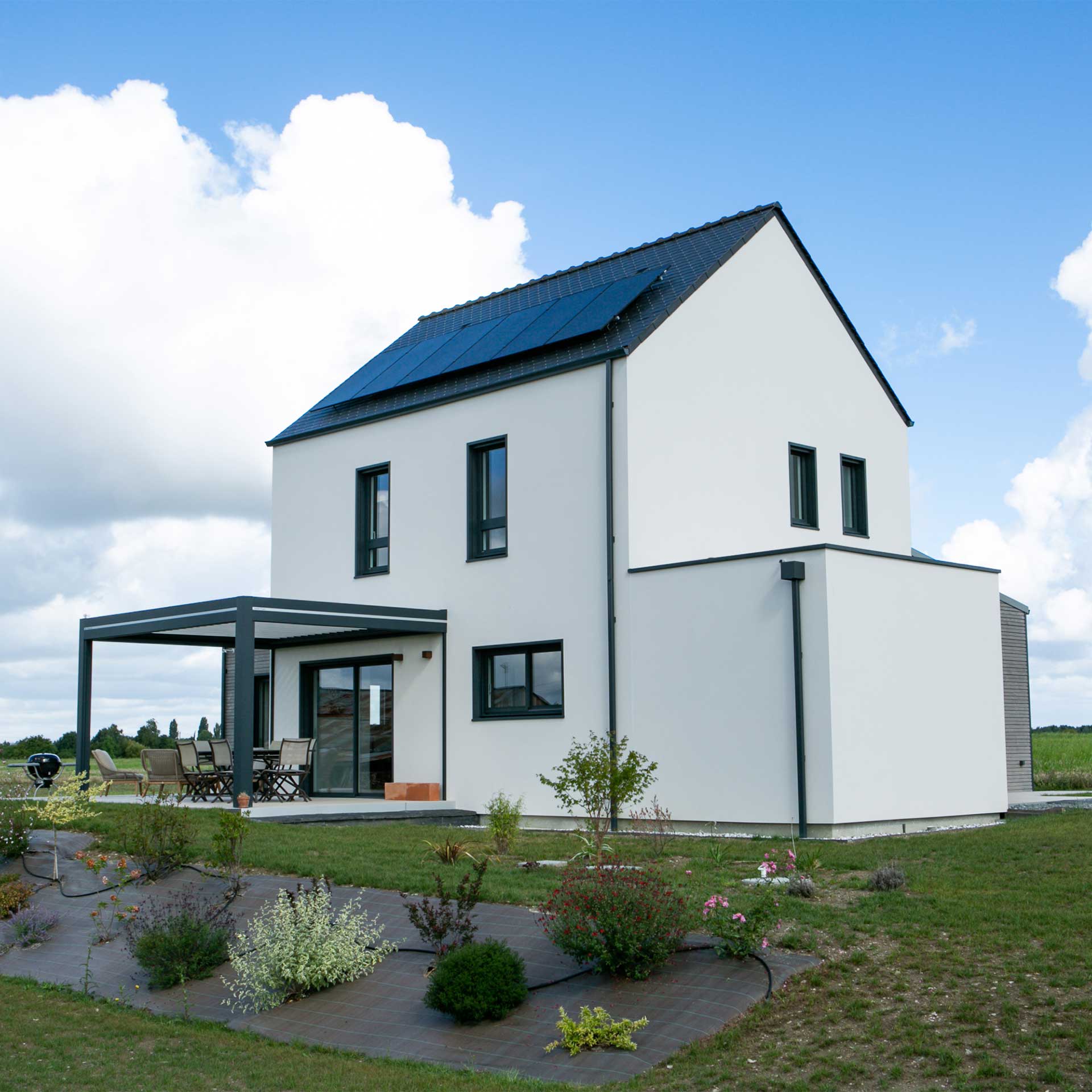 Maison bois contemporaine à Beaufort-en-Anjou avec terrasse protégée