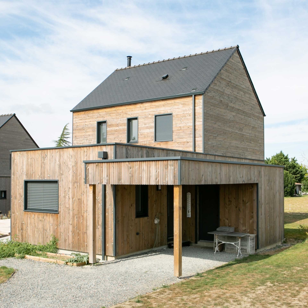 Maison bois familiale de 127 m² avec bardage Douglas et toiture traditionnelle