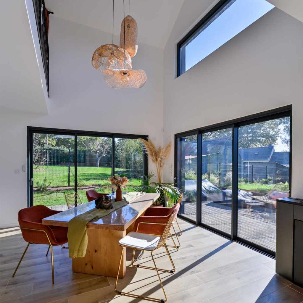 Intérieur lumineux d’une maison bois compacte avec espace de vie ouvert