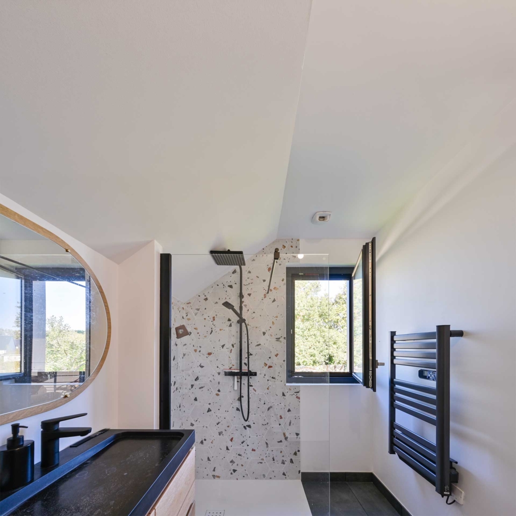 Salle de bain contemporaine dans une maison bois compacte