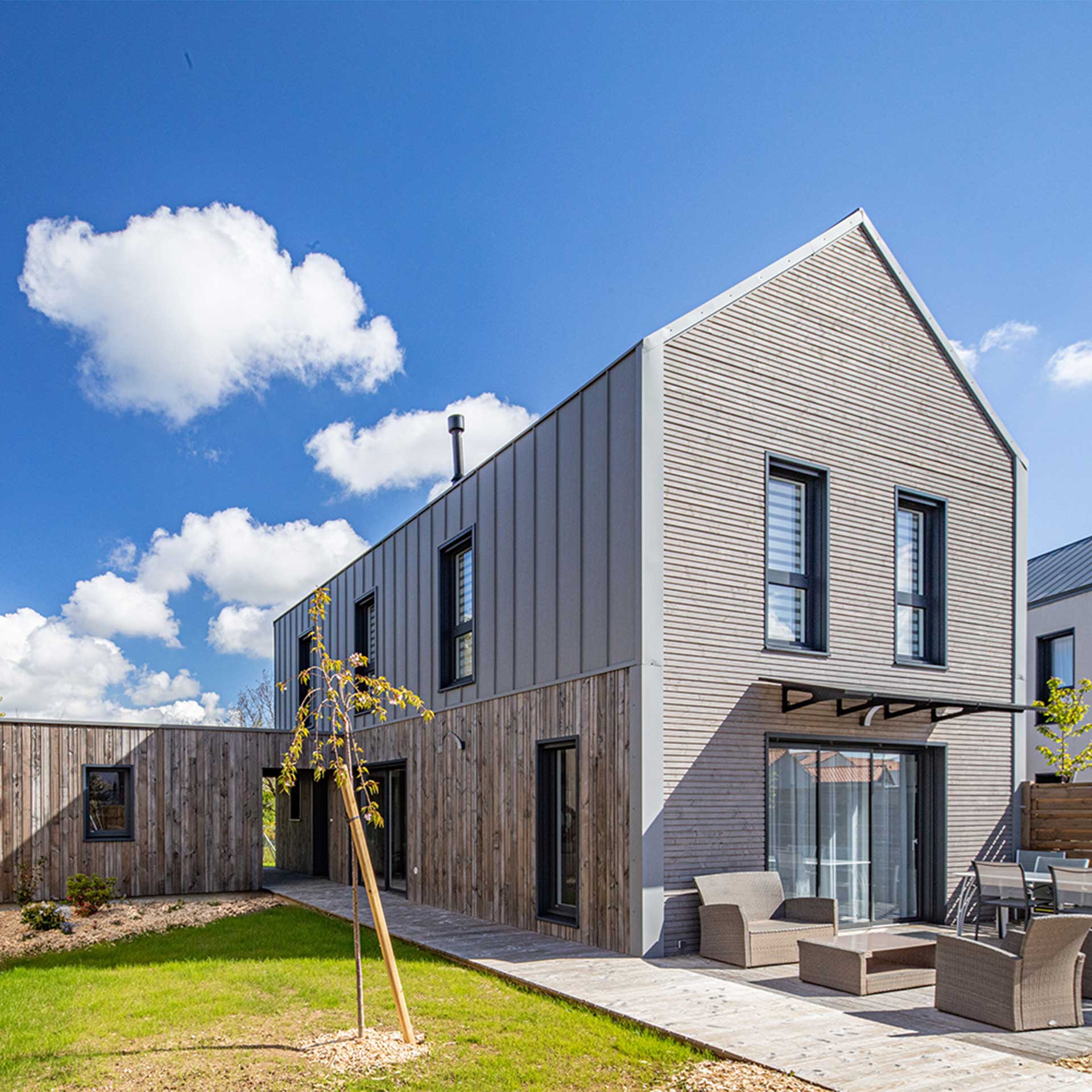 Maison bois contemporaine à étage avec bardage clair et jardin