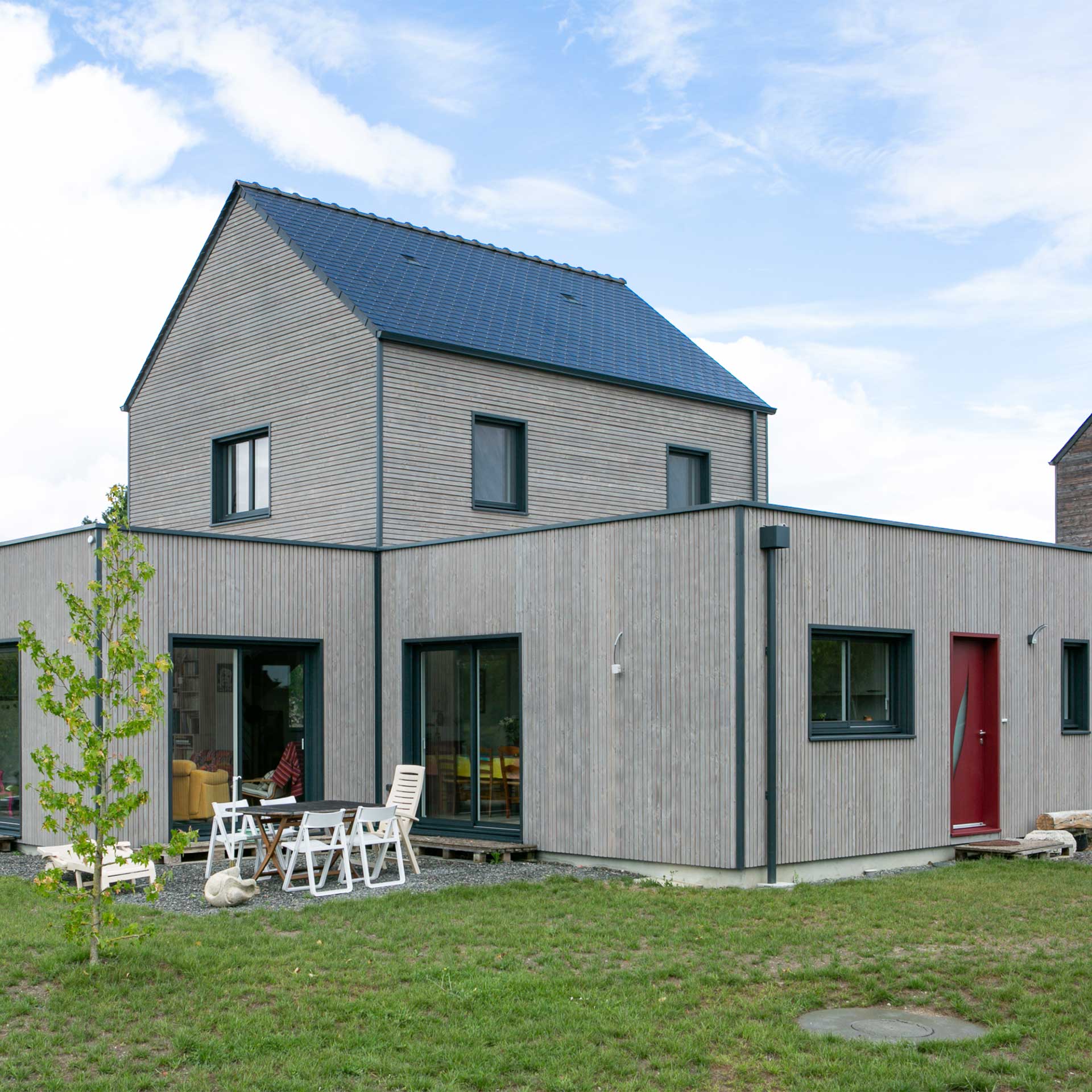 Maison bois contemporaine avec terrasse et bardage naturel