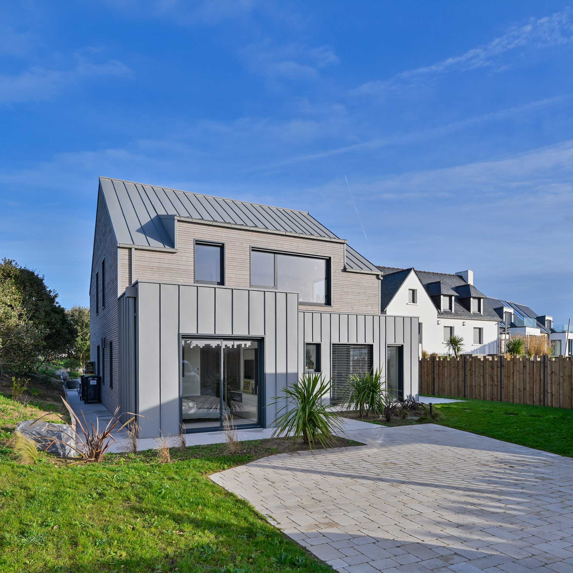 Vue extérieure d’une maison bois contemporaine réalisée par My Lovely Nature
