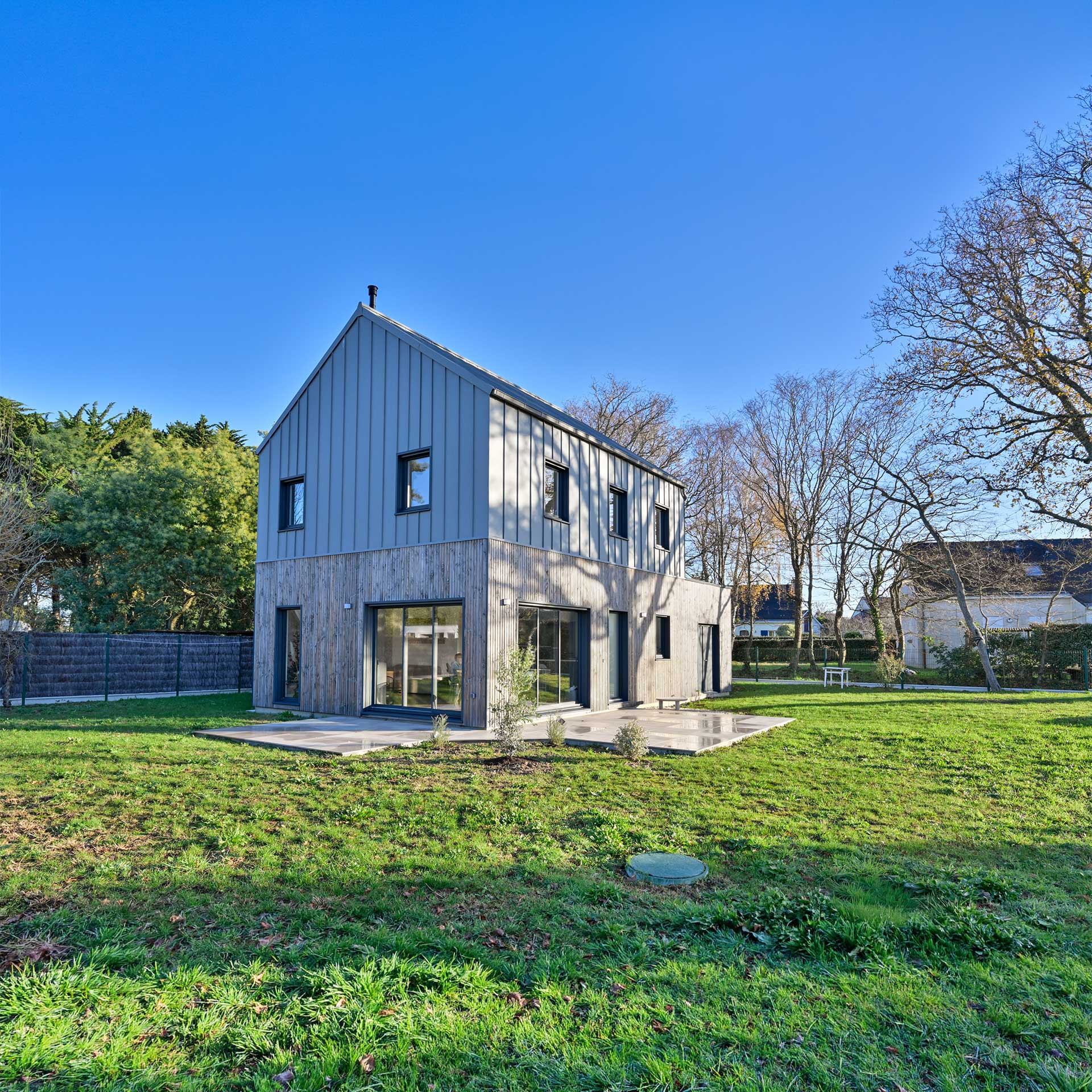Maison bois biosourcée à étage avec bardage vertical et grand jardin